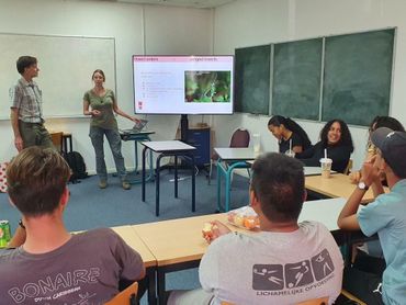 Schoolkinderen van Bonaire krijgen les over het belang en het herkennen van insecten