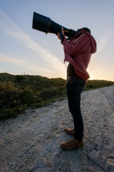 Natuurfotograaf met telelens