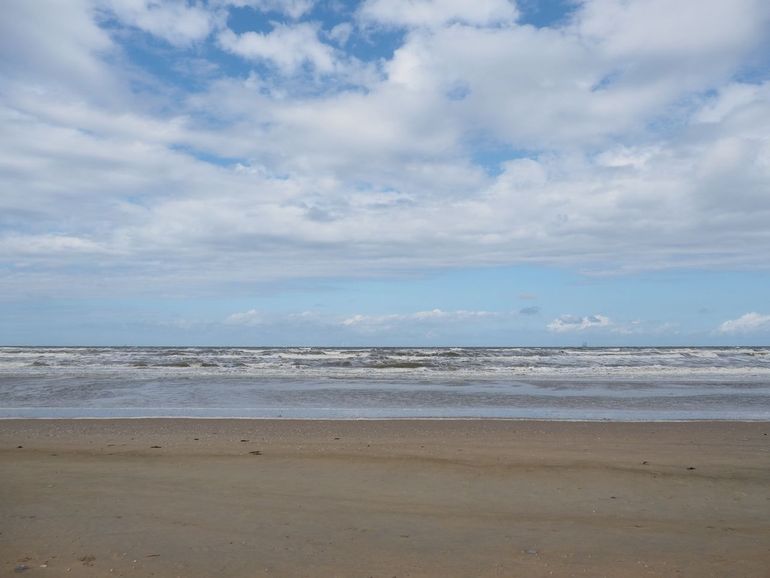 Een verlaten Noordzee op de maandagochtend, op een paar minuutjes lopen vanaf station Zandvoort aan Zee
