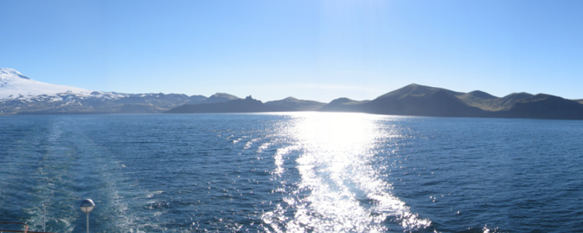 Northwest coast of Jan Mayen. Noordwestkust van Jan Mayen