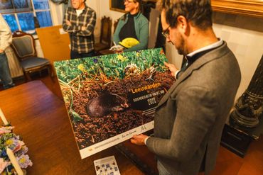 Wethouder Duurzaamheid Evert Stellingwerf bekijkt de prijs