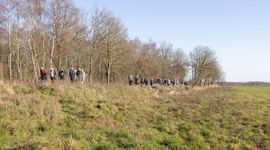 Tijdens een excursie door het gebied laten boswachter en projectleider zien wat er veranderd is in het gebied.