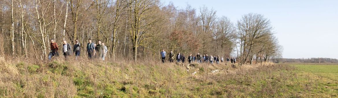 Tijdens een excursie door het gebied laten boswachter en projectleider zien wat er veranderd is in het gebied.