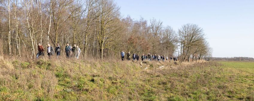 Tijdens een excursie door het gebied laten boswachter en projectleider zien wat er veranderd is in het gebied.