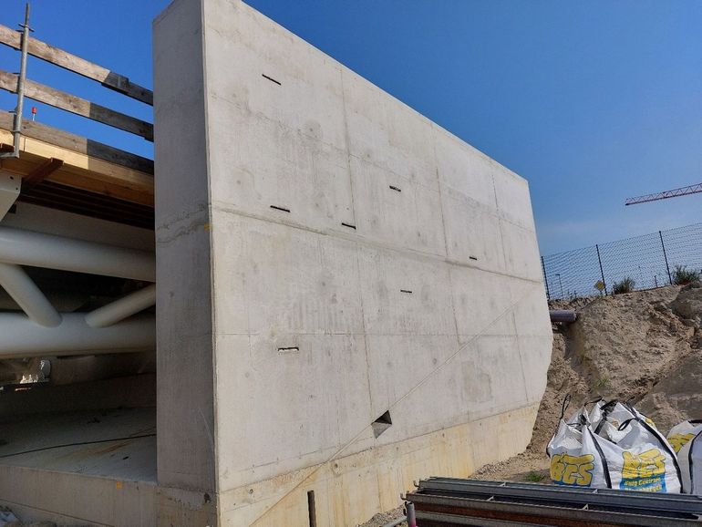 Wang van bruggenhoofd met toegangen voor de vleermuizen. Ten behoeve van de beeldkwaliteit zijn, naast de daadwerkelijke ingangen naar de vleermuisvoorzieningen, ook schijn-ingangen geplaatst