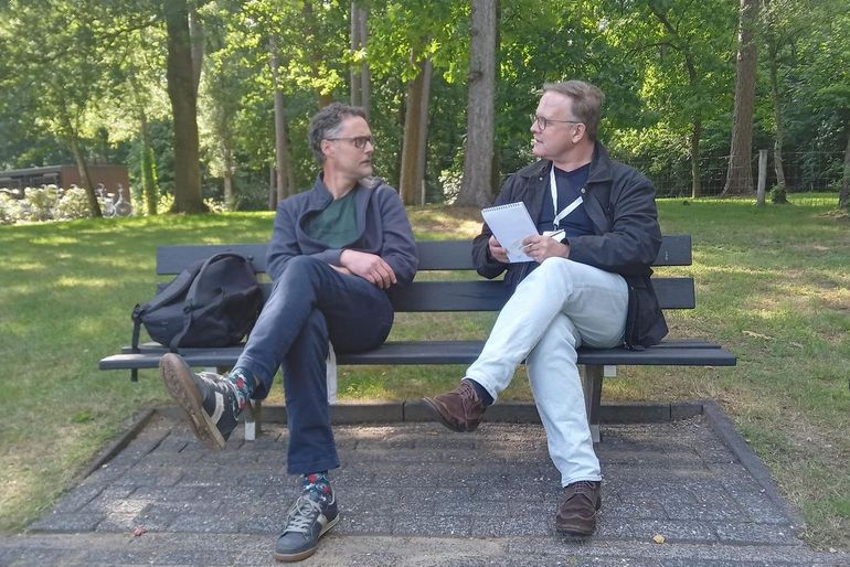 Wolvenexpert Dries Kuijper praat met de pers