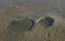 Kuilen in het zand bij Oostvoorne.