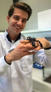 Mátyás Bittenbinder, venom expert and PhD candidate at Naturalis and the VU, is one of the enthusiastic researchers who contributed to the new technology