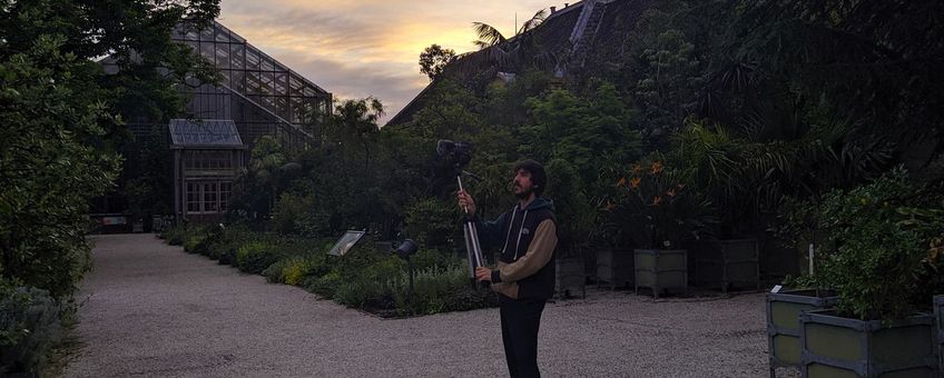 Giulio Patuzzi neemt avondgeluiden op in de Hortus botanicus Leiden