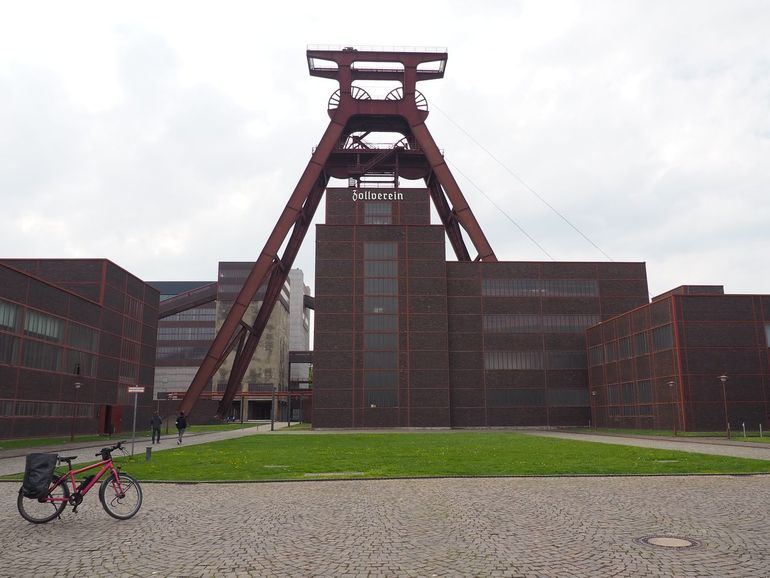 Schachttoren Zeche Zollverein die jarenlang mijnwerkers en kolen van boven naar beneden transporteerde