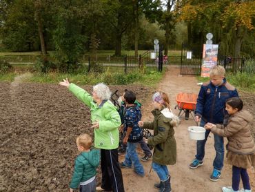 Mensen zijn belangrijk bij idylles. Hier helpen jong en oud mee met zaaien in idylle Nieuwegein