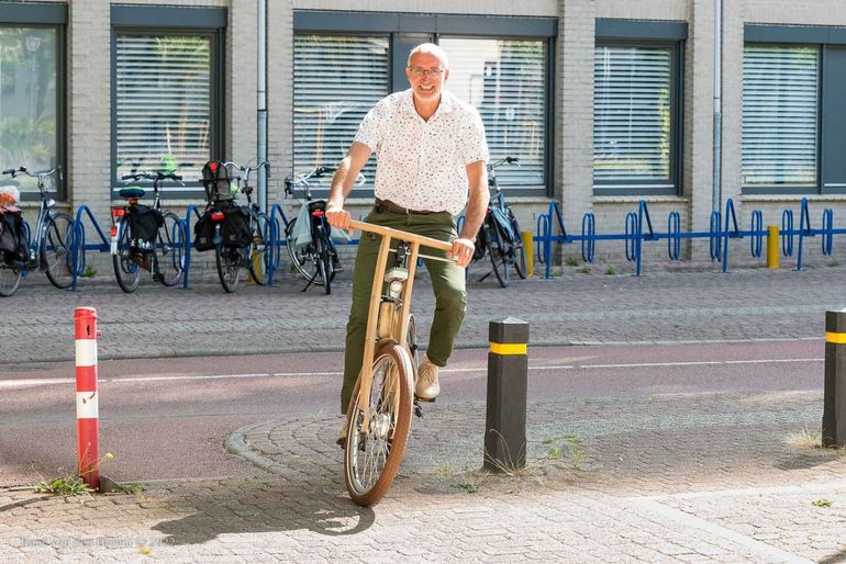 De houten fiets van André: de mascottefiets van de gemeente Houten. Iedereen mag hem lenen, maar André zelf fietst er het vaakst op