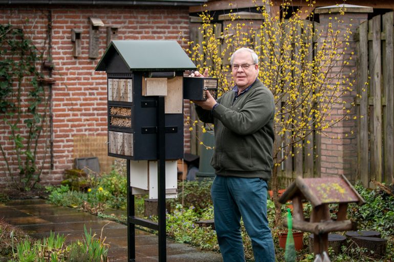 Pieter van Breugel met een van zijn insectenhotels