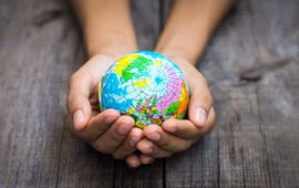 Fotoabonnement.nl Wereldbol in handen
