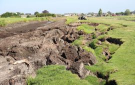 Op maandag 26 juli 2021 is de dijk in Reeuwijk doorgebroken. De afbeelding laat de situatie zien 17 dagen na de dijkdoorbraak