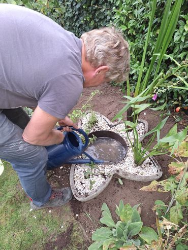 Arjan legt een tiny poel aan