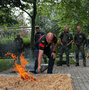 Vooral in een natuurgebied kan een brand ineens van richting veranderen en dat maakt het beheersen zo lastig