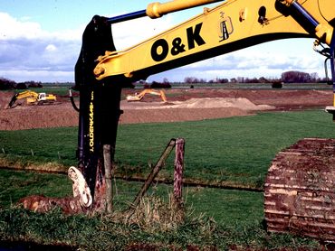 Grote machines wonnen klei voor de dijkversterking en ontwikkelden natuur