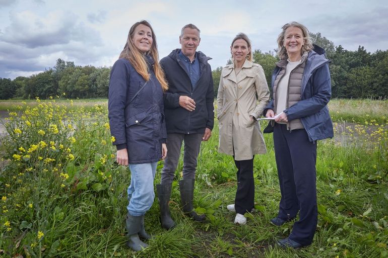 Van links naar rechts: Wethouder Anne-Marie ’t Hart, gemeente De Bilt, hoogheemraad Bert de Groot, Hoogheemraadschap De Stichtse Rijnlanden, gedeputeerde Mirjam Sterk, Provincie Utrecht, directeur Saskia van Dockum, Utrechts Landschap