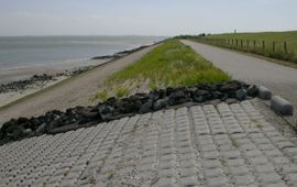 Westerscheldediijk bij Ritthem: recent en ca. 5 jaar geleden vervangen steenbekleding