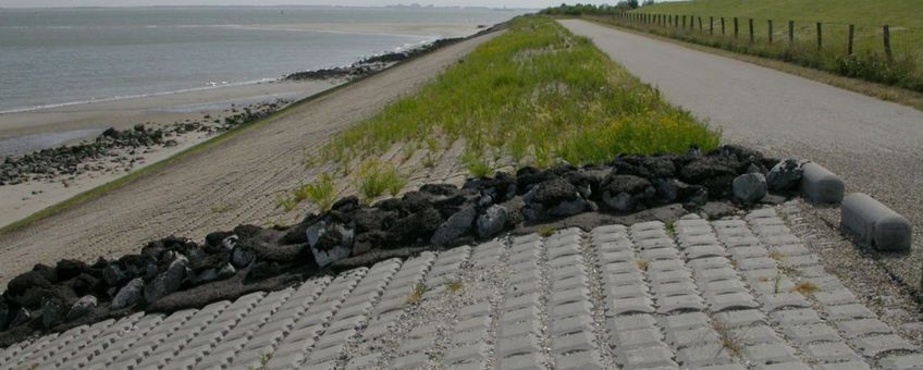 Westerscheldediijk bij Ritthem: recent en ca. 5 jaar geleden vervangen steenbekleding