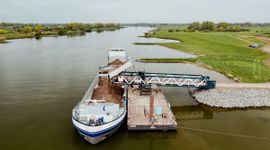 Voor de afvoer van de klei is een tijdelijke aanlegplaats in de Lek gemaakt.