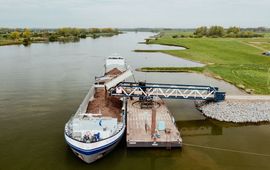 Staatsbosbeheer Voor de afvoer van de klei is een tijdelijke aanlegplaats in de Lek gemaakt.