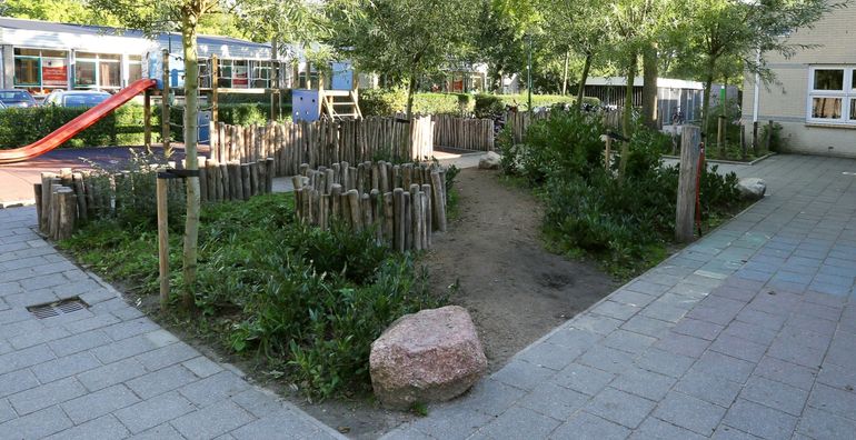 Groenblauw schoolplein