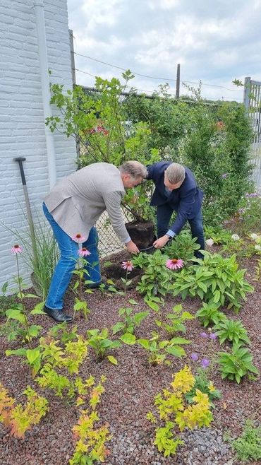 Gedeputeerde Martijn Dadema (links) en wethouder Arjan Spaans (rechts) planten een struik op het bedrijventerrein