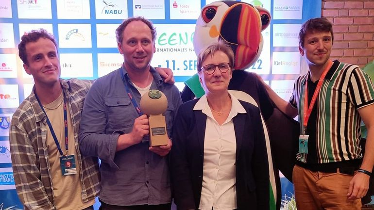 Arthur de Bruin (tweede van links) met de prijs voor Beste Natuurfilm tijdens het Greenscreen Festival. Links en rechts op de foto: resp 'bovenwaterfilmers' Mees Swinkels en Tim Visser. Midden: organisatie festival