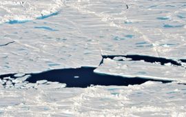 NASA/Robbie Russell Operatie IceBridge flight op 25 juli 2017