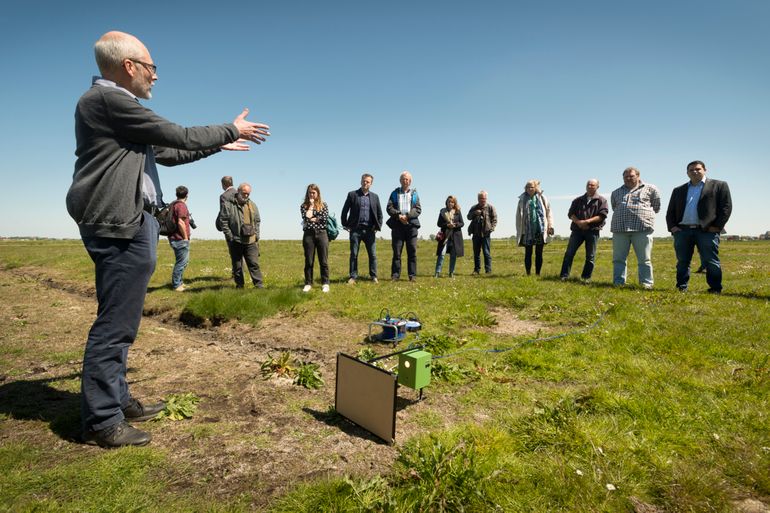 Theo Zeegers geeft uitleg over de insectencamera