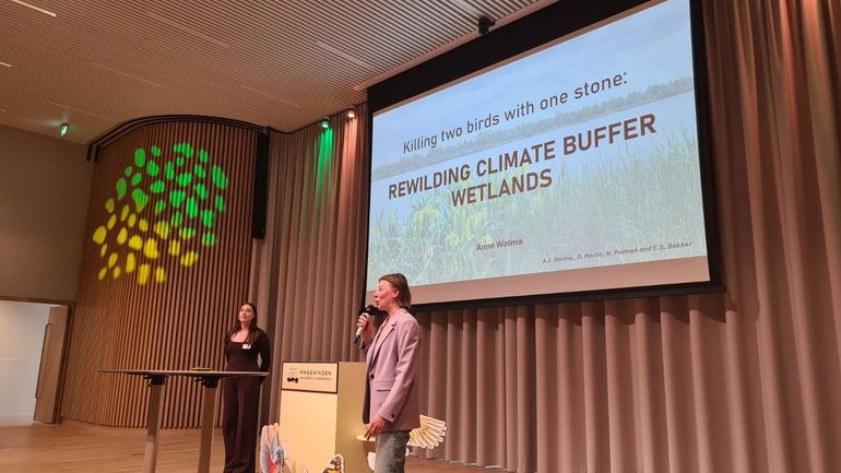 Anne Wolma en Natanja Schuttenhelm presenteren hun PhD-onderzoek over het belang van wilde veenlandschappen als klimaatoplossing en veertig jaar begrazing in Nederland