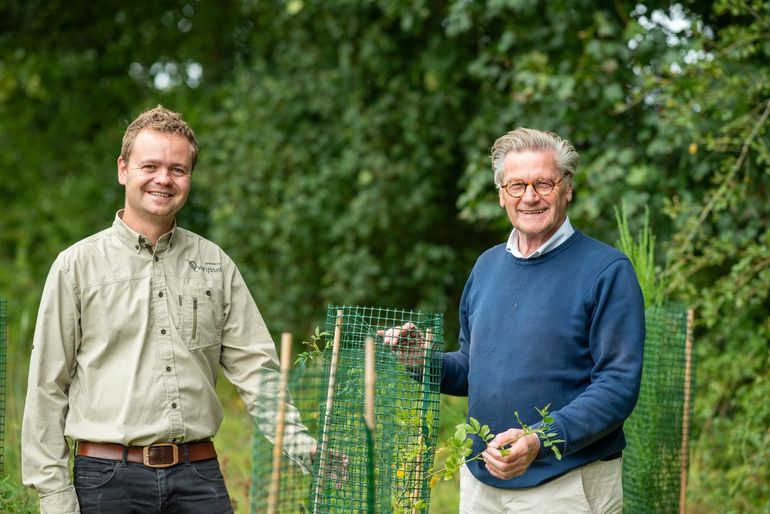 Adviseur Natuurbeheer Rinze Kroeskop (links) en landgoedeigenaar Wouter Koning (rechts)