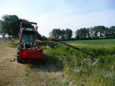 Het maaien van een beek met het A3-bodemknipmes