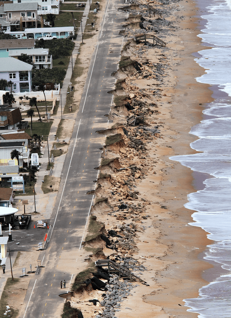 Flagler Beach, Florida. Hier is zeer dicht op de kust gebouwd en na een storm is de weg zwaar beschadigd