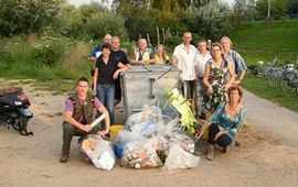 vrijwilligers met opgeruimde vuilnis van het Waalstrand Nijmegen