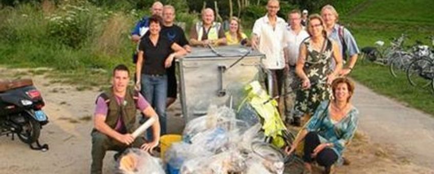 vrijwilligers met opgeruimde vuilnis van het Waalstrand Nijmegen