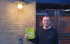 Froukje Rienks / NIOO-KNAW Kamiel Spoelstra met handboek Omgevingsgericht Lichtontwerp
