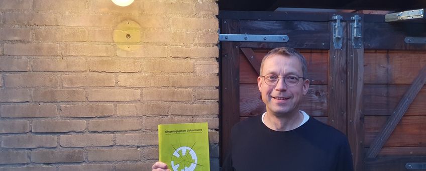 Kamiel Spoelstra met handboek Omgevingsgericht Lichtontwerp