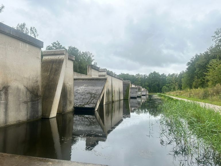De Deltagoot (inmiddels omgevormd tot kunstwerk ‘Deltawerk//’), waar ooit golven tot wel 2,5 meter hoog door rolden om bijvoorbeeld de pijlers van de Oosterscheldekering te testen. Nu is het 'land art': er zijn stukken uitgezaagd en dwars gezet