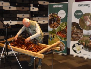 Rob Chrispijn van de NMV met zijn paddenstoelentafel