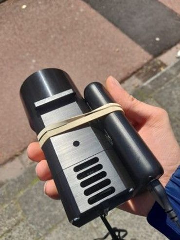 Een pollensniffer zuigt lucht met pollen op