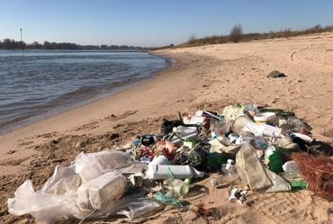 Rivieren dragen allerlei soorten afval met zich mee