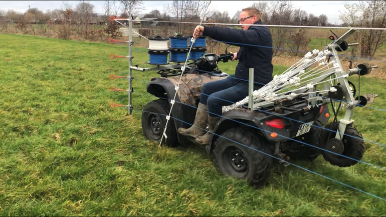 Demonstratie van het plaatsen van een meerdraads oprolsysteem, hier nog met extra hoge paaltjes van ca. 1,5 meter in plaats van 1,2 meter. Het beschermen van schapen tegen wolven vraagt veel van schapenhouders. Dankzij de subsidie krijgen ze wel de meerkosten vergoed