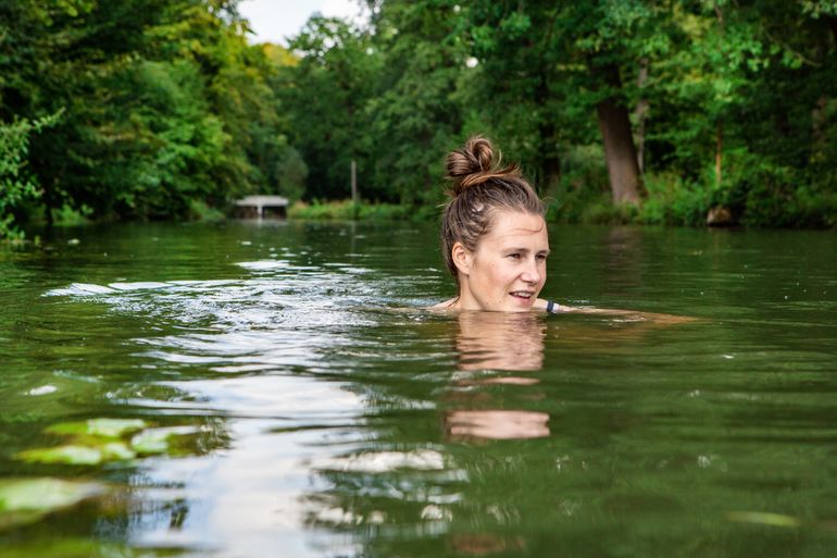 Kunstenaar Eva Bullens zwemt in Kromme Rijn