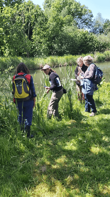 Een groep vrijwilligers doet de oevercheck