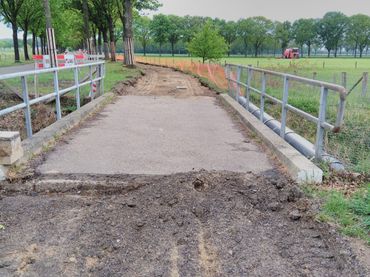 Het asfalt is zorgvuldig verwijderd om de berm niet te verstoren