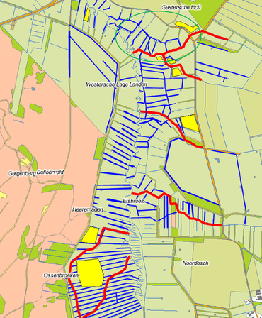 Lokale vernattingsmaatregelen in het daltraject van het Gasterensche Diep. Legenda: blauwe lijn = gedempte sloot; rode lijn = slenkvormige laagtes met doorvoerleidingen van landbouwwater waaronder ook aanpassing van het Scheebroekerloopje; geel = plaglocaties; Groene cirkel = het onderzoeksgebied