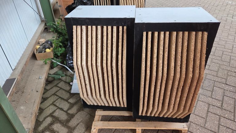 Vleermuiskasten, gereed voor inbouw in een viaduct